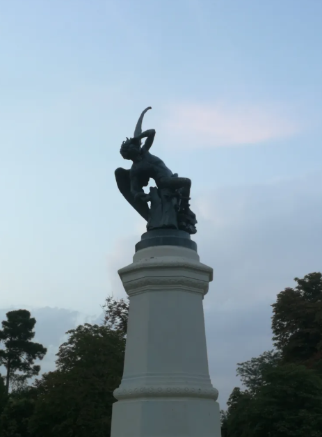 Monumento de el Angel Caído del Parque del Retiro